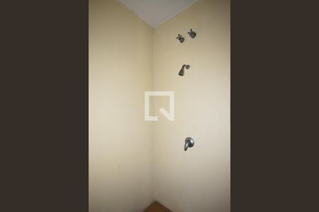 Casa à venda com 1m², 4 quartos e 2 vagasChuveiro do banheiro da suíte 1