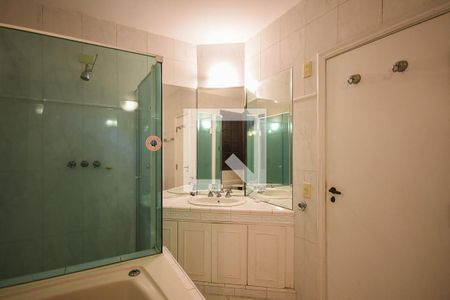 Casa à venda com 1m², 4 quartos e 2 vagasBanheiro suíte 2