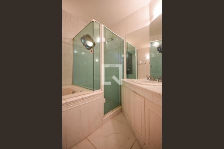 Casa à venda com 1m², 4 quartos e 2 vagasBanheiro suíte 2