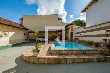 Casa à venda com 232m², 3 quartos e 5 vagasQuintal - Piscina