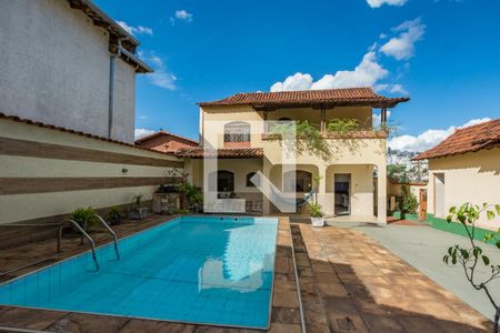 Casa à venda com 232m², 3 quartos e 5 vagasQuintal - Piscina