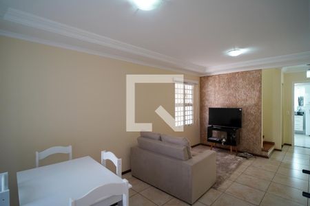 Sala de casa de condomínio para alugar com 3 quartos, 127m² em Jardim Guadalajara, Sorocaba