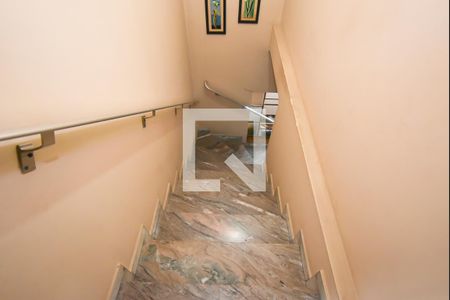 Casa à venda com 180m², 3 quartos e 2 vagasEscada