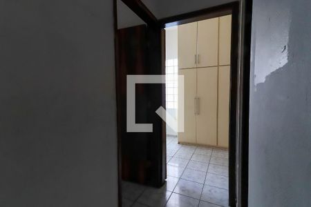 Corredor de casa para alugar com 2 quartos, 120m² em Jardim Santa Rosa, Taboão da Serra