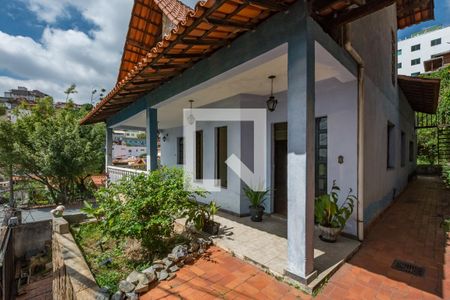 Casa à venda com 335m², 4 quartos e 4 vagas Casa à venda com 335m², 4 quartos e 4 vagasEntrada