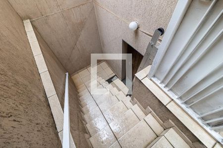 Casa à venda com 350m², 5 quartos e 6 vagasEscada