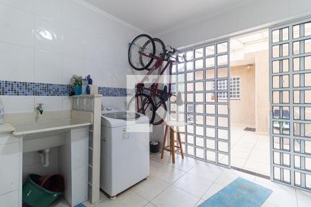 Casa à venda com 350m², 5 quartos e 6 vagasLavanderia