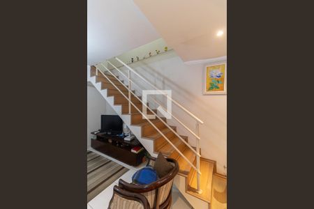 Casa à venda com 350m², 5 quartos e 6 vagasEscada