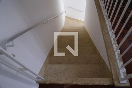 Casa à venda com 178m², 3 quartos e 2 vagasEscada