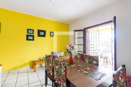 Casa à venda com 325m², 5 quartos e 4 vagas Casa à venda com 325m², 5 quartos e 4 vagasComodo