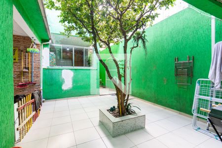 Casa à venda com 325m², 5 quartos e 4 vagas Casa à venda com 325m², 5 quartos e 4 vagasQuintal