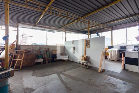 Casa à venda com 325m², 5 quartos e 4 vagas Casa à venda com 325m², 5 quartos e 4 vagasVaranda