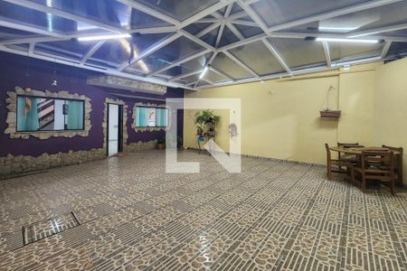 Casa à venda com 215m², 4 quartos e 6 vagas Casa à venda com 215m², 4 quartos e 6 vagasGaragem