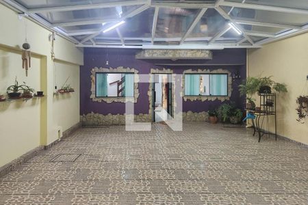 Casa à venda com 215m², 4 quartos e 6 vagas Casa à venda com 215m², 4 quartos e 6 vagasGaragem