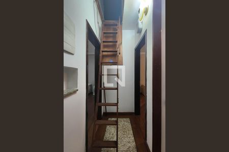 Casa à venda com 215m², 4 quartos e 6 vagas Casa à venda com 215m², 4 quartos e 6 vagasAcesso Sótão