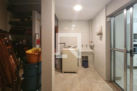 Casa à venda com 215m², 4 quartos e 6 vagas Casa à venda com 215m², 4 quartos e 6 vagasÁrea de Serviço