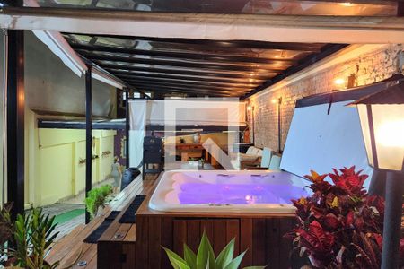 Casa à venda com 215m², 4 quartos e 6 vagas Casa à venda com 215m², 4 quartos e 6 vagasOfurô