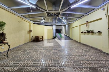 Casa à venda com 215m², 4 quartos e 6 vagas Casa à venda com 215m², 4 quartos e 6 vagasGaragem