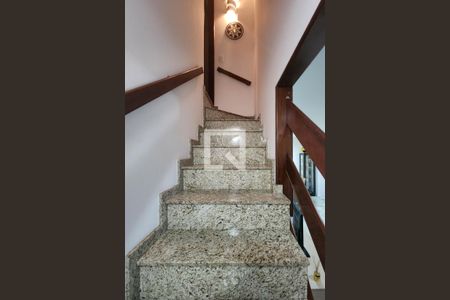 Casa à venda com 215m², 4 quartos e 6 vagas Casa à venda com 215m², 4 quartos e 6 vagasEscada