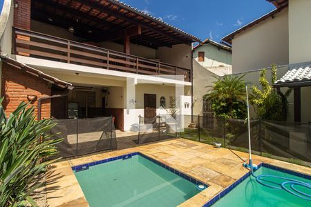 Casa de condomínio para alugar com 417m², 4 quartos e 3 vagasQuintal