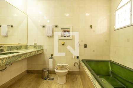 Casa de condomínio para alugar com 417m², 4 quartos e 3 vagasBanheiro da Suíte