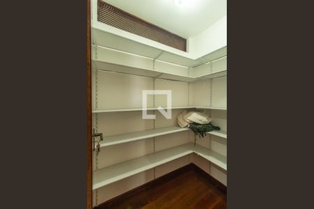 Casa de condomínio para alugar com 417m², 4 quartos e 3 vagasDespensa