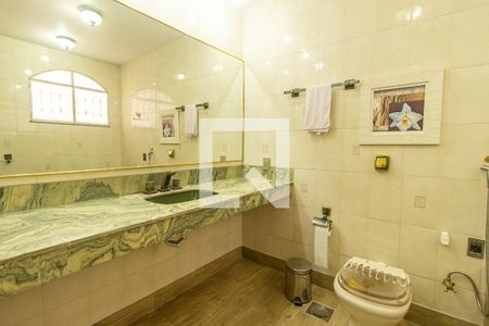 Casa de condomínio para alugar com 417m², 4 quartos e 3 vagasBanheiro da Suíte