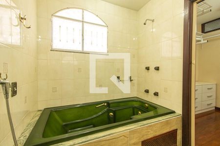 Casa de condomínio para alugar com 417m², 4 quartos e 3 vagasBanheiro da Suíte