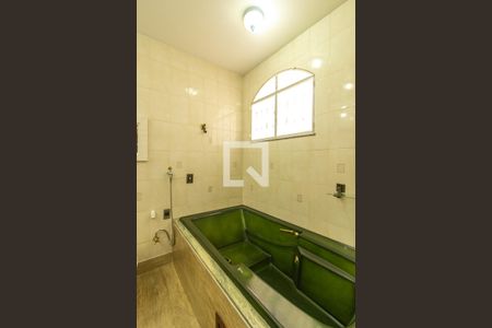 Casa de condomínio para alugar com 417m², 4 quartos e 3 vagasBanheiro da Suíte