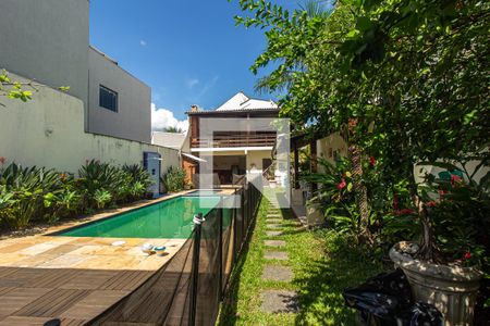 Casa de condomínio para alugar com 417m², 4 quartos e 3 vagasQuintal