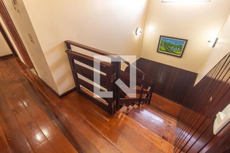 Casa de condomínio para alugar com 417m², 4 quartos e 3 vagasEscada