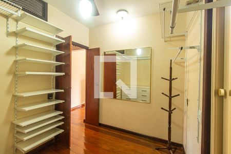 Casa de condomínio para alugar com 417m², 4 quartos e 3 vagasCloset da Suíte