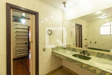 Casa de condomínio para alugar com 417m², 4 quartos e 3 vagasBanheiro da Suíte