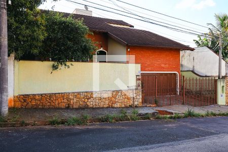 Casa para alugar com 250m², 3 quartos e 5 vagasFachada