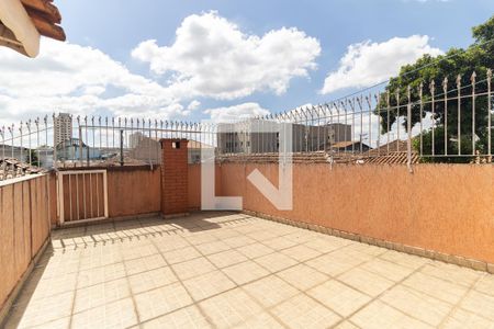 Casa à venda com 200m², 3 quartos e 2 vagas Casa à venda com 200m², 3 quartos e 2 vagasTerraço