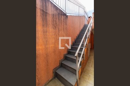 Casa à venda com 200m², 3 quartos e 2 vagas Casa à venda com 200m², 3 quartos e 2 vagasEscada