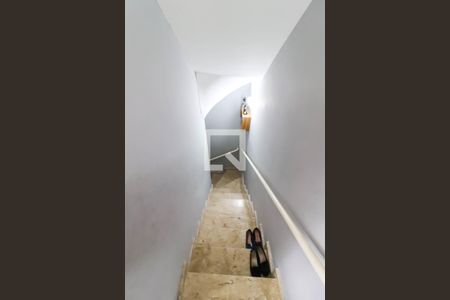 Casa de condomínio à venda com 110m², 2 quartos e 1 vagaEscada