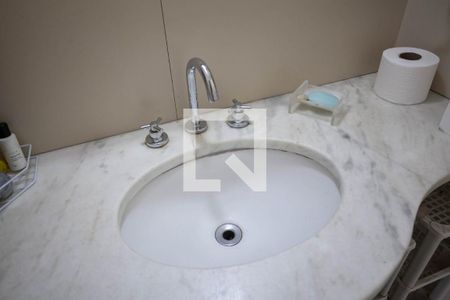 Casa à venda com 332m², 4 quartos e 3 vagasBanheiro da suíte 2