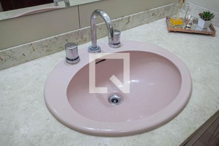 Casa à venda com 332m², 4 quartos e 3 vagasBanheiro da suíte 1