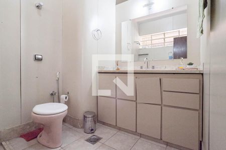 Casa à venda com 332m², 4 quartos e 3 vagasBanheiro da suíte 1