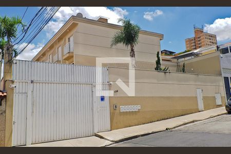 Casa à venda com 104m², 2 quartos e 2 vagas Casa à venda com 104m², 2 quartos e 2 vagasFachada