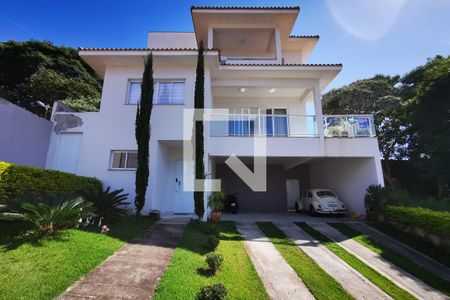 Casa de condomínio para alugar com 350m², 3 quartos e 3 vagasFachada