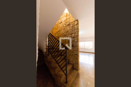 Casa para alugar com 260m², 3 quartos e 5 vagasEscada