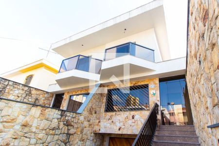 Casa para alugar com 260m², 3 quartos e 5 vagasFachada