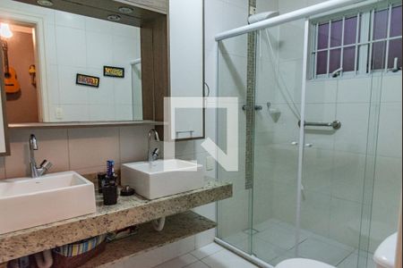 Casa à venda com 300m², 3 quartos e 4 vagasBanheiro da suíte 1