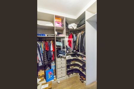 Casa de condomínio à venda com 220m², 4 quartos e 2 vagasCloset da suíte