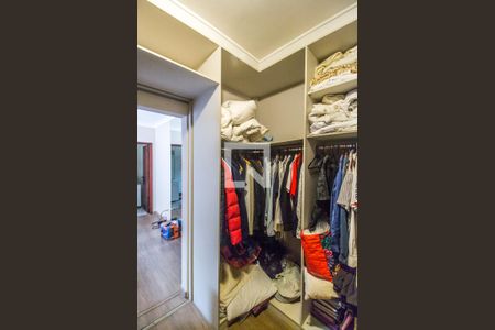 Casa de condomínio à venda com 220m², 4 quartos e 2 vagasCloset da suíte