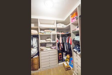 Casa de condomínio à venda com 220m², 4 quartos e 2 vagasSuíte