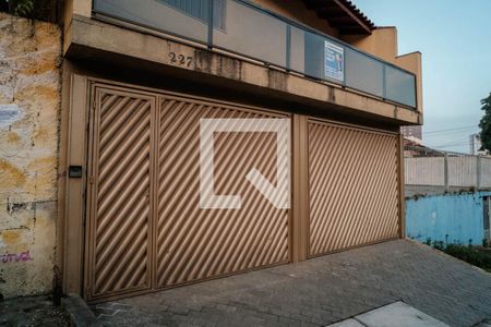 Casa à venda com 270m², 4 quartos e 3 vagas Casa à venda com 270m², 4 quartos e 3 vagasFachada