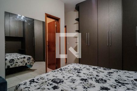 Casa à venda com 270m², 4 quartos e 3 vagas Casa à venda com 270m², 4 quartos e 3 vagasQuarto